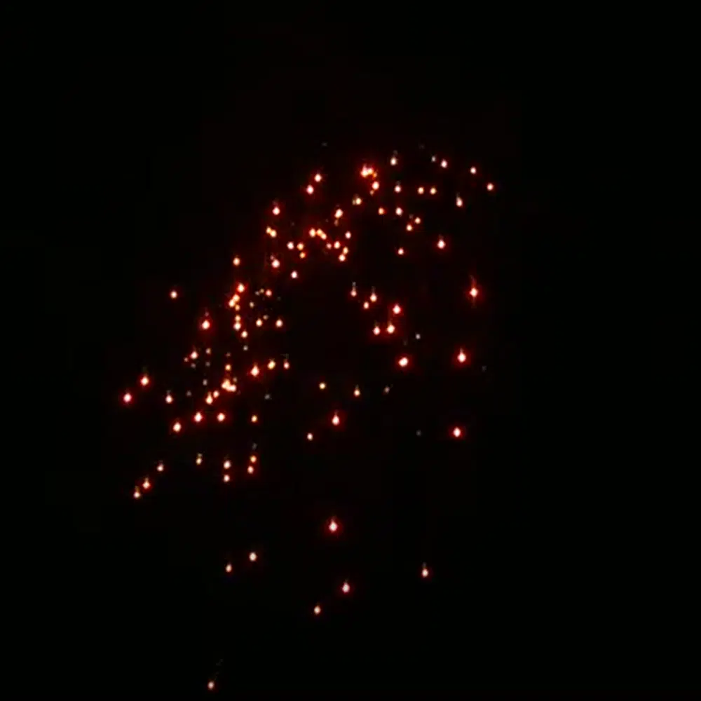Bombe d'artifice F4 N1 "PRO F4" Feuille Mortes Rouges de calibre 75mm monte à plus de 143m