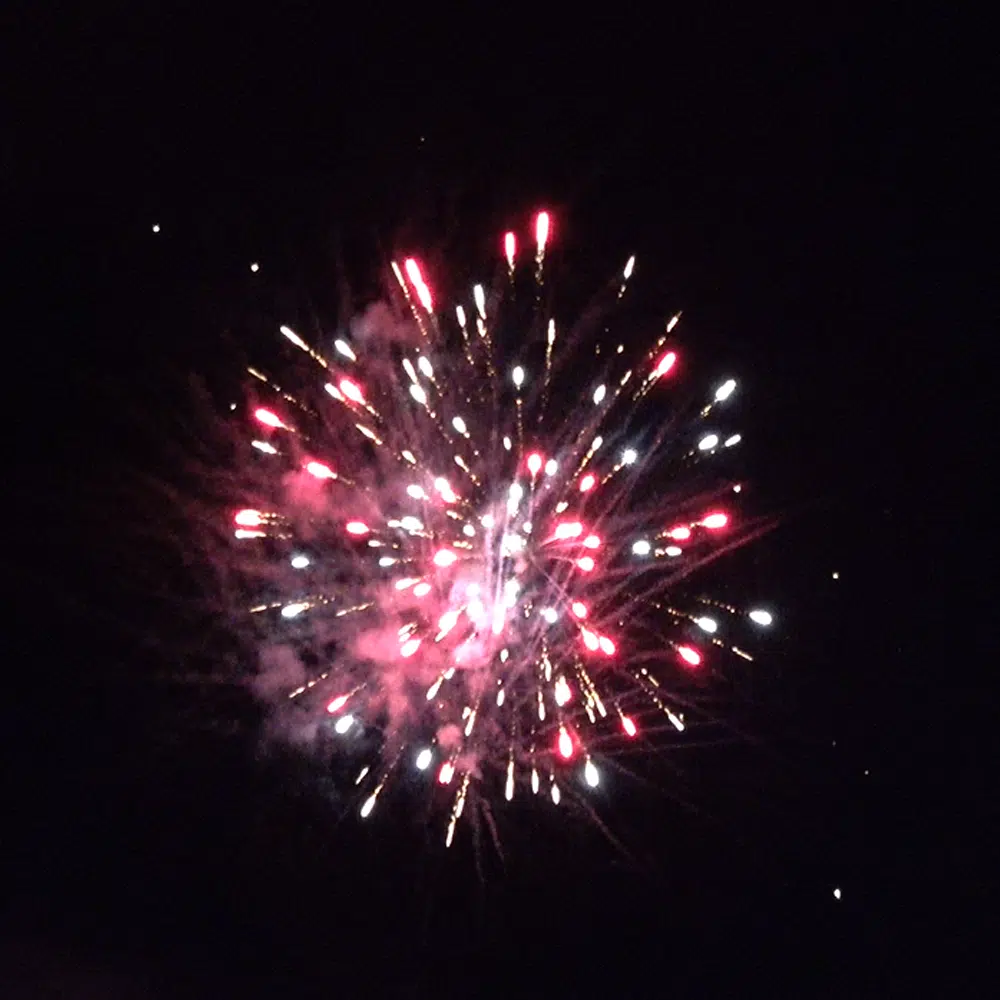 Feu d'artifice automatique Kenavo XXL en exclusivité chez Les Magiciens Du Feu effet 1