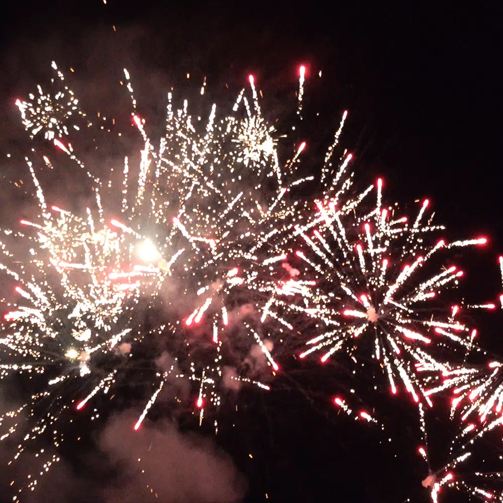 Feu d'artifice automatique Kenavo XXL en exclusivité chez Les Magiciens Du Feu effet 4