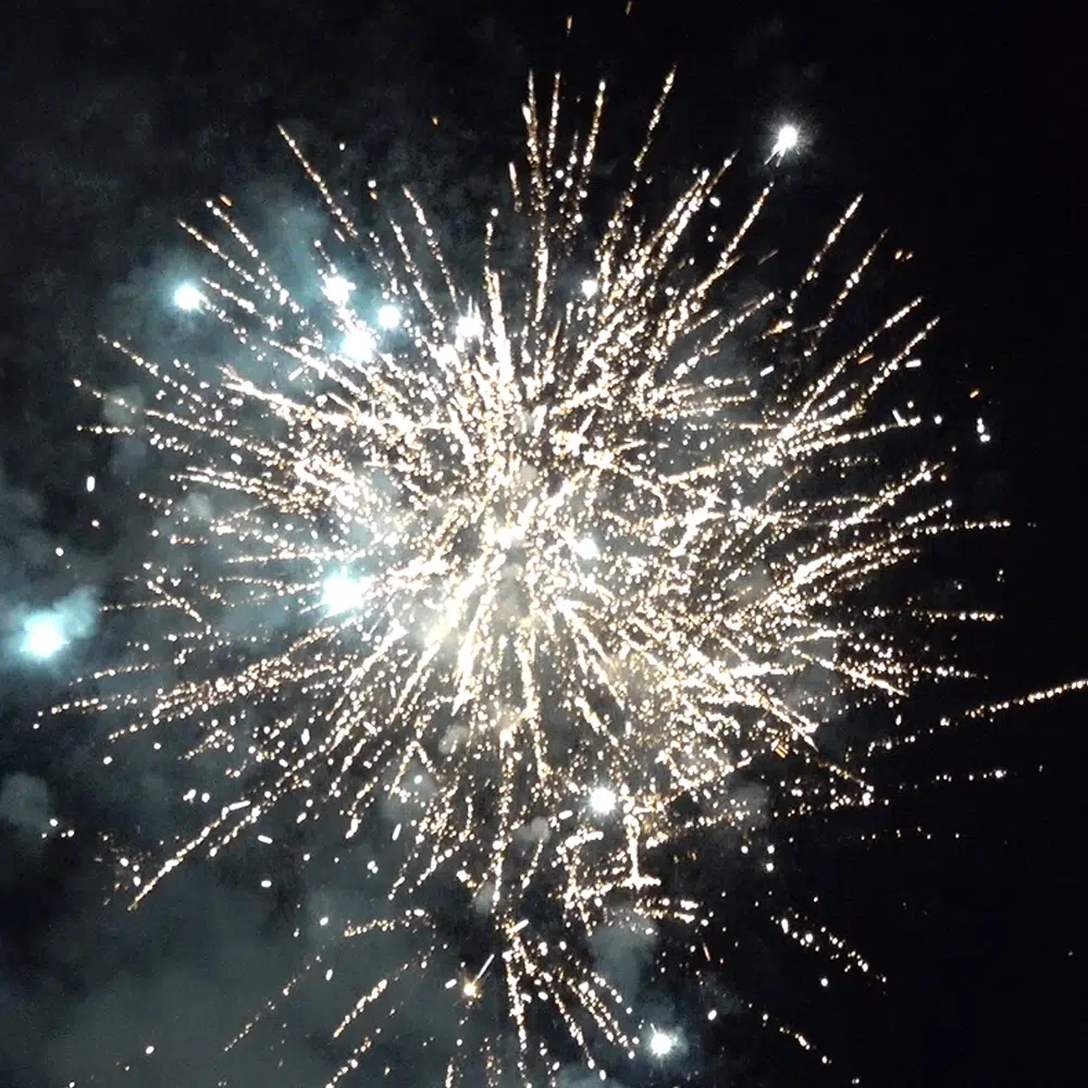 Feu d'artifice automatique Kenavo XXL en exclusivité chez Les Magiciens Du Feu effet 6