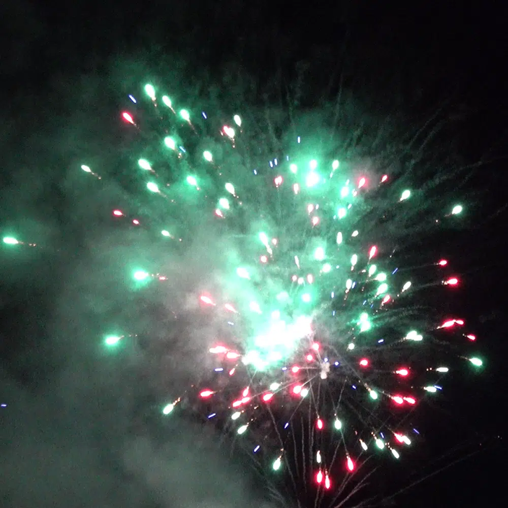 Feu d'artifice automatique Kenavo XXL en exclusivité chez Les Magiciens Du Feu effet 7