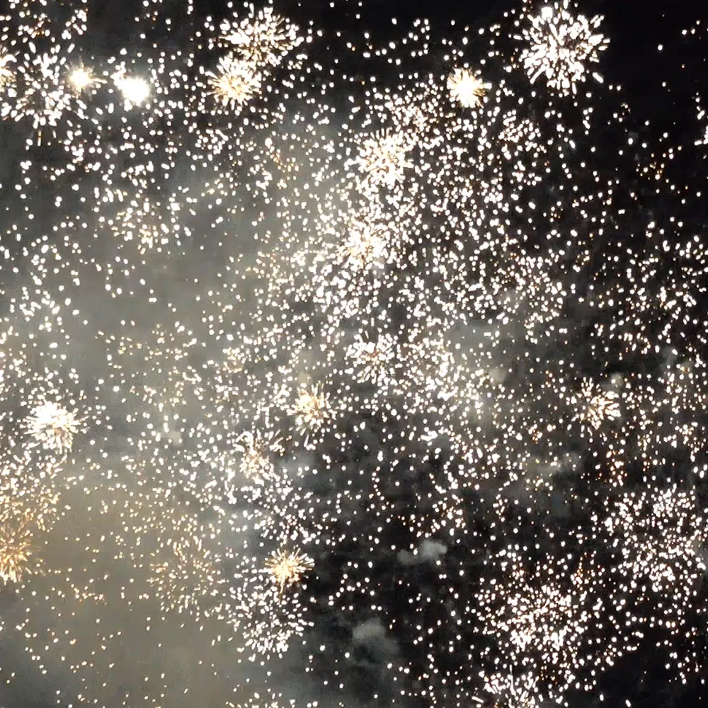 Feu d'artifice automatique Kenavo XXL en exclusivité chez Les Magiciens Du Feu effet 8