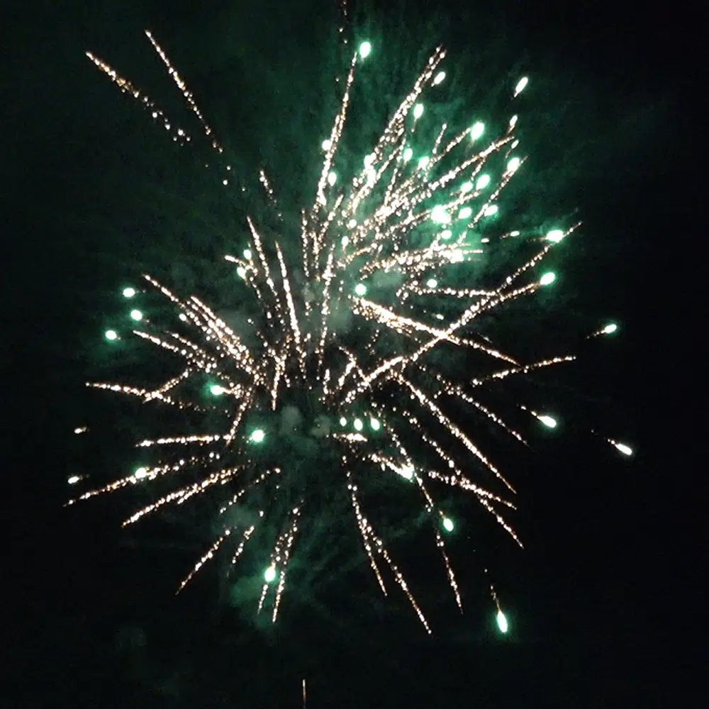 Feu d'artifice automatique Punk Machine en exclusivité chez Les Magiciens Du Feu effet 2