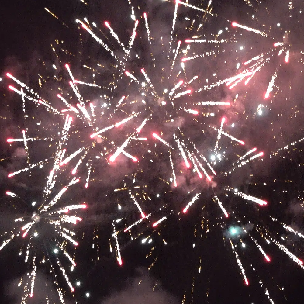 Feu d'artifice automatique Punk Machine en exclusivité chez Les Magiciens Du Feu effet 5